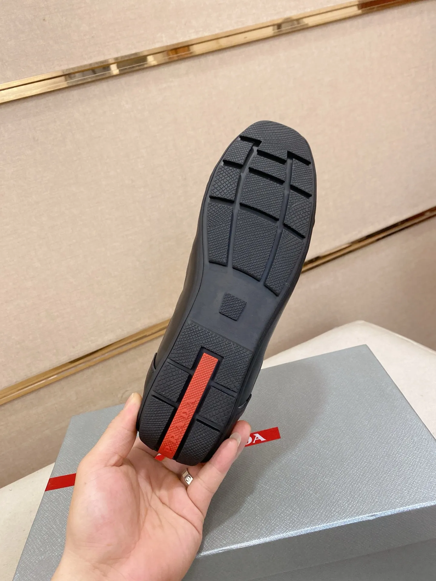 Men's shoes 💰 480💰 ✔️✔️✔️Top high version High-quality new PRADA (Prada) counters are launched at the same time. The new men's shoes and 😘fabrics are purely handmade in Niujing. Lining: Full cowhide lining. 👍🏿High-end☄️Open-molded non-slip rubber outsole, exquisite lines, simple and elegant, comfortable and high-end for leisure travel. Code number: 38-44. Can be customized45